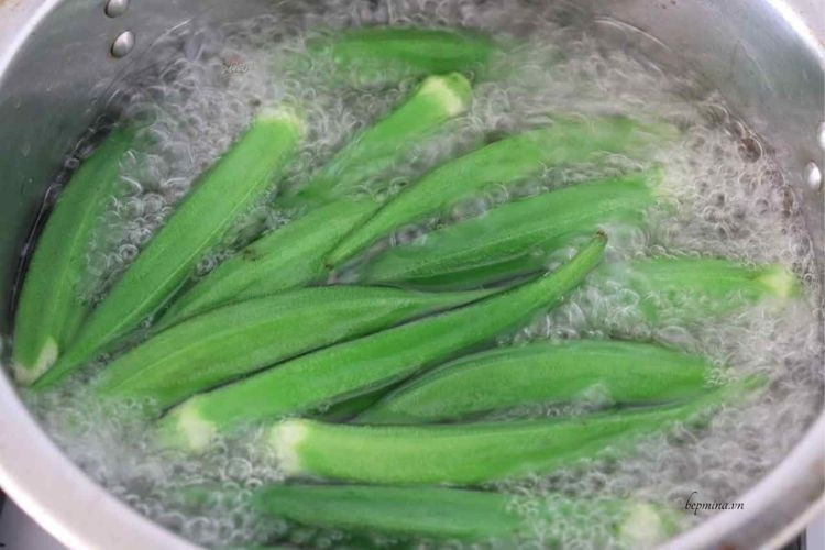 Boiling okra in boiling water to maintain its bright green color