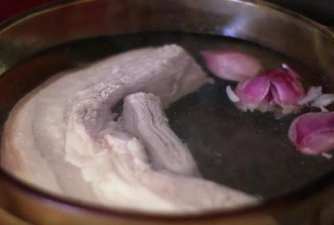 Hervir la carne magra para la ensalada