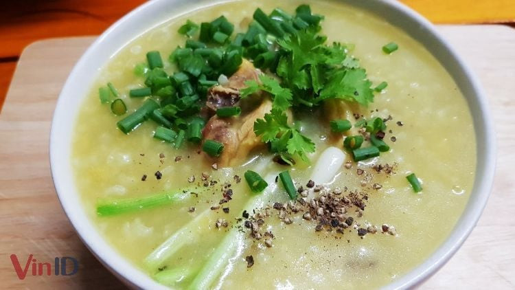 Sopa de pollo con judías mungo terminada