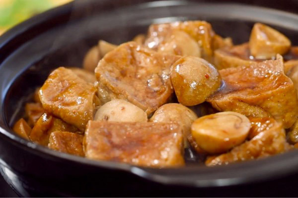 Delicious and appetizing braised tofu with mushrooms