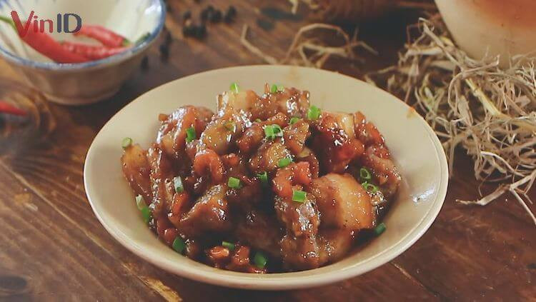Plato de gambas secas y panceta estofadas