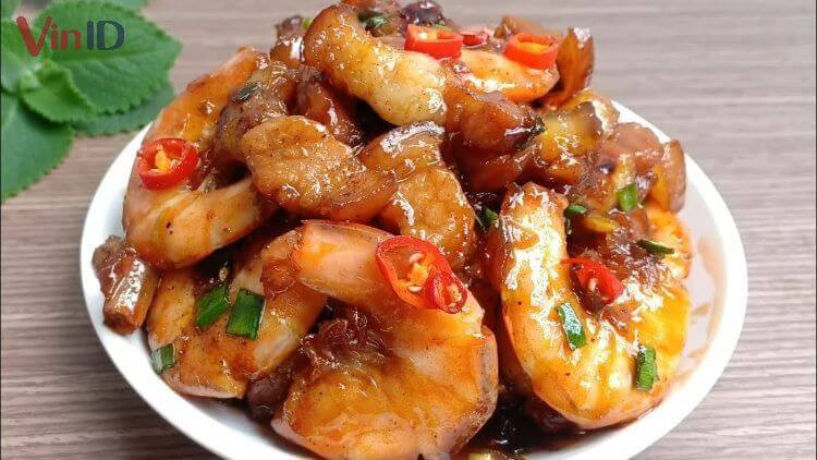 Plato de gambas y panceta estofadas con leche de coco atractivo