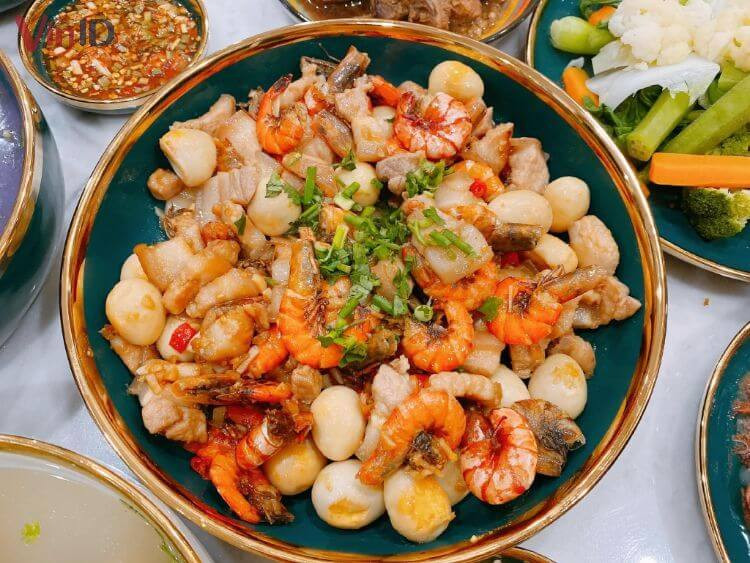 Plato de gambas y panceta estofadas con huevos de codorniz