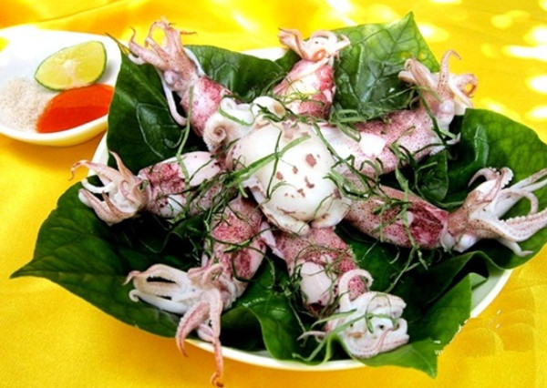 Calamares al vapor con cerveza y hojas de lolot