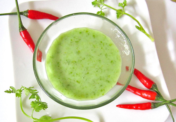 Salsa de sal, limón y chile atractiva