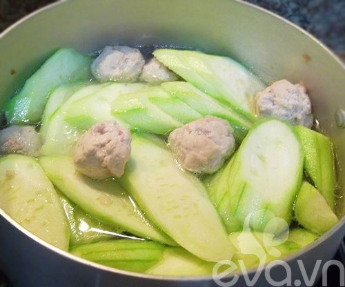 Cocinar la sopa de calabacín con carne picada
