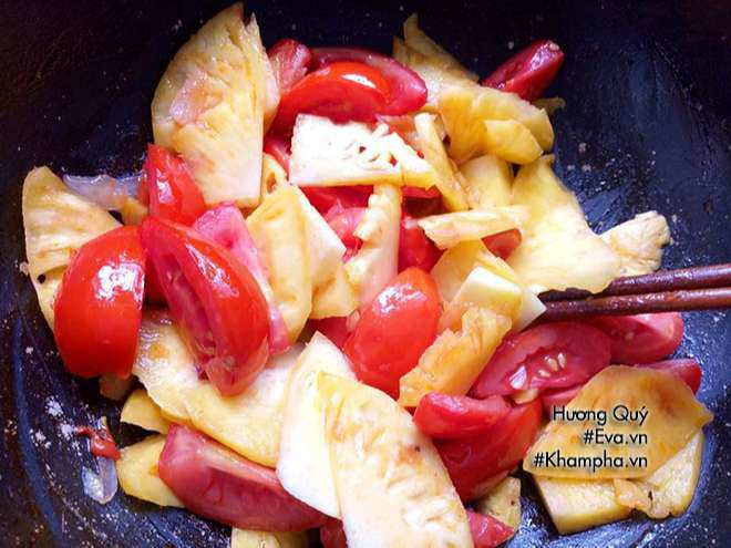 Making broth with tomatoes and pineapple