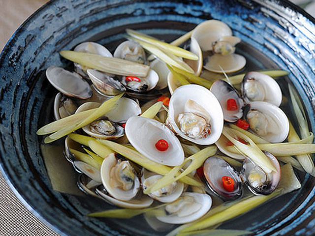Clams steamed with lemongrass and ginger for women to enjoy