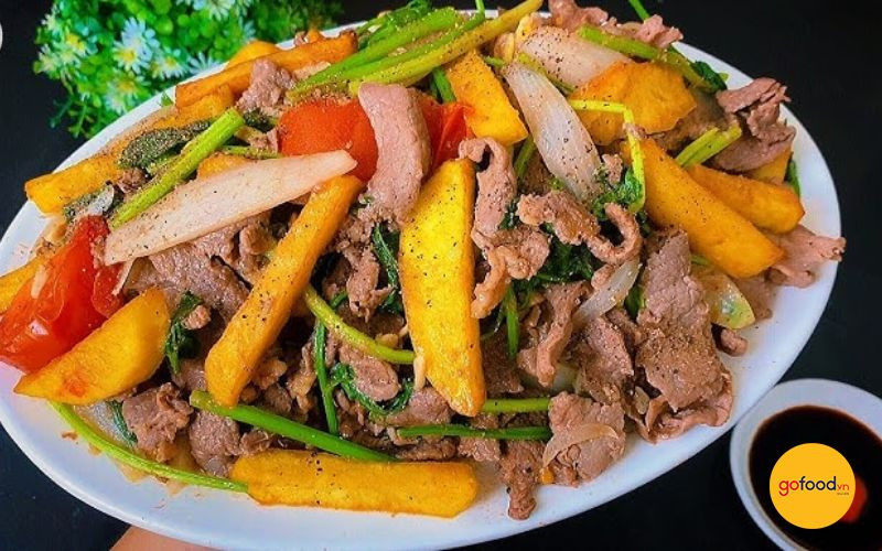 Ingredientes para preparar patatas salteadas con carne de res
