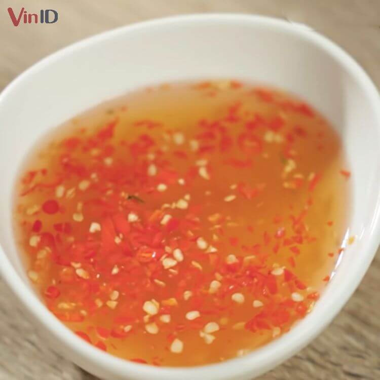 Salsa agridulce que realza el sabor de los rollitos vegetarianos