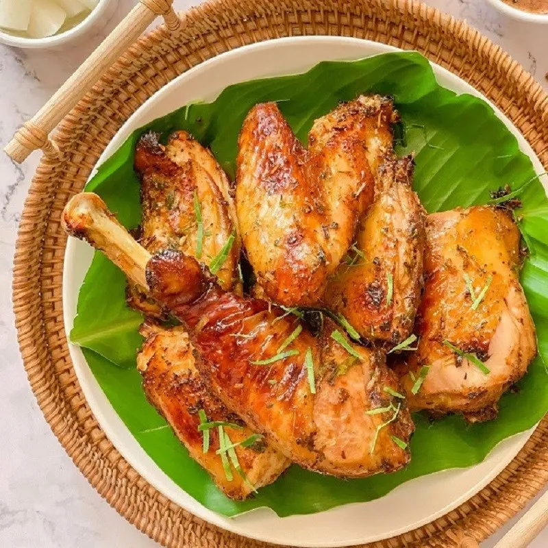 Pollo al horno con hojas de lima terminado y delicioso