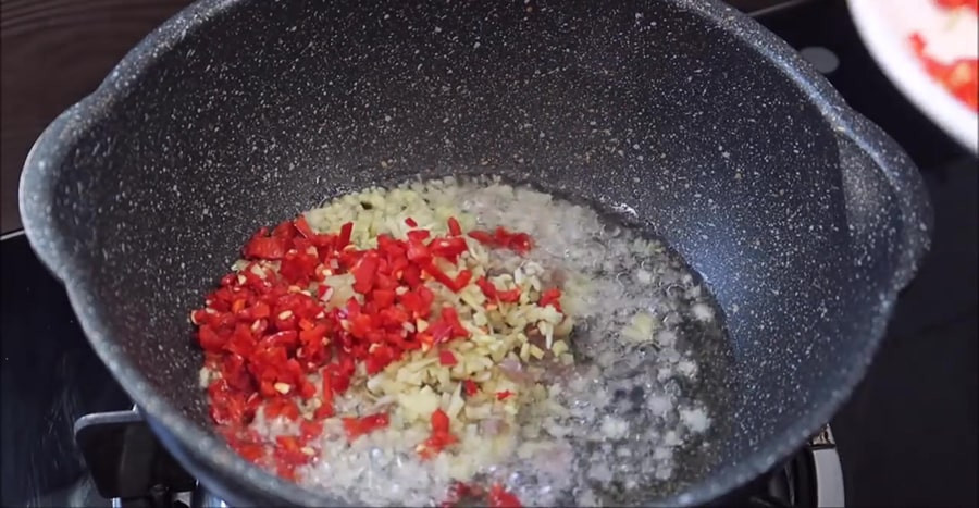Fry Lemongrass and Chili Until Golden and Fragrant