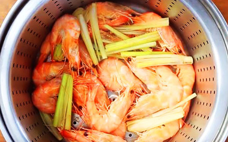 Proceso de cocción de gambas al vapor en una olla