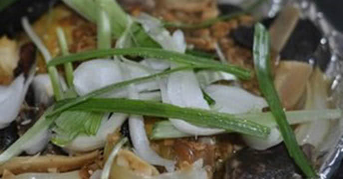 verter-liquido-de-marinada-sobre-el-pollo