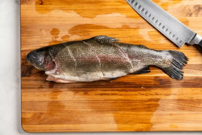 Sơ chế cá trước khi nướng