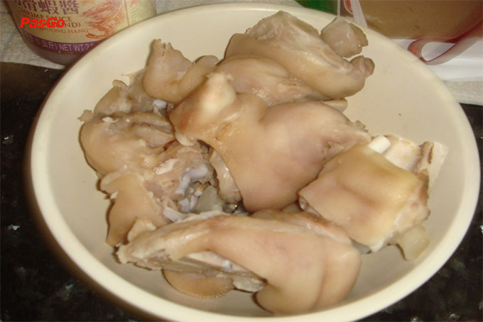 Preparing the pork knuckle