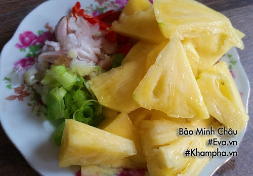 Limpieza de la piña y los ingredientes secundarios