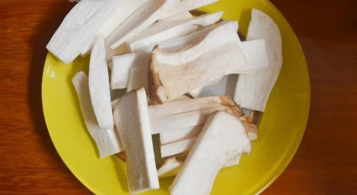 Preparación de los ingredientes para el calabacín salteado con champiñones