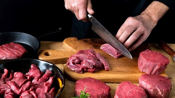 Preparación de la carne de res y la piña