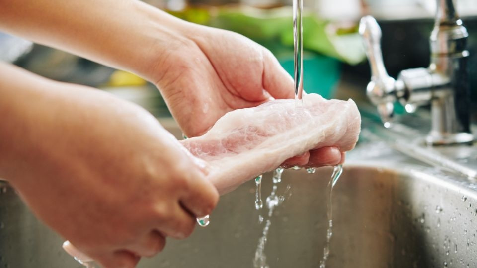 Preparando y cortando el cerdo antes de cocinar