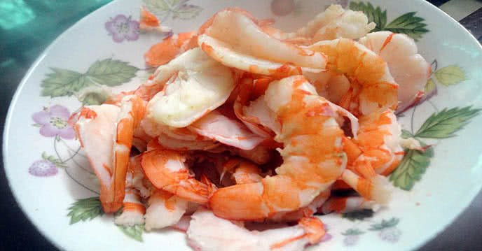 Preparar los camarones para la ensalada