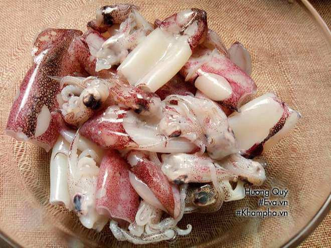 Preparing and marinating the squid