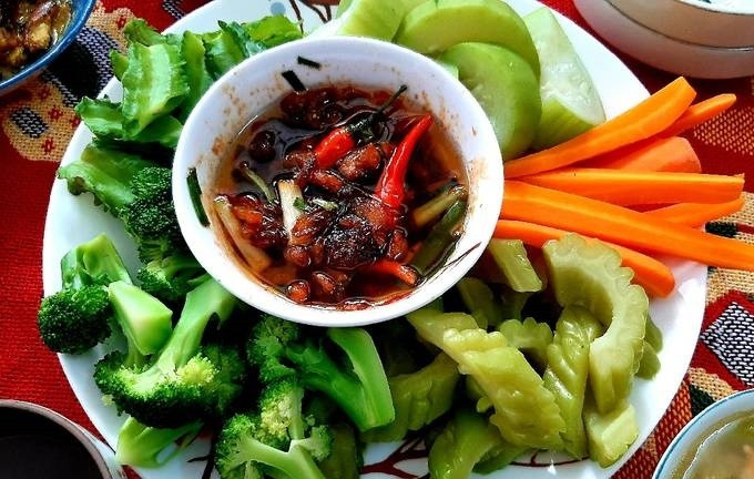 Boiled Broccoli with Dipping Sauce