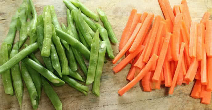 Cortar la zanahoria en tiras uniformes