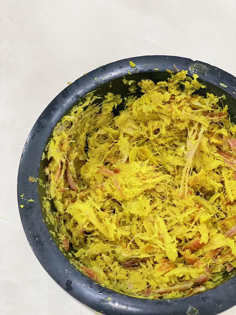 Cortar las costillas de cerdo en trozos - Primer paso en la receta de costillas de cerdo asadas con jengibre y mẻ