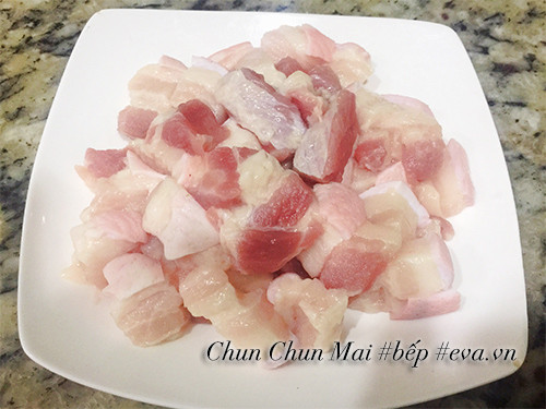 Cortar la carne de cerdo en trozos del tamaño adecuado