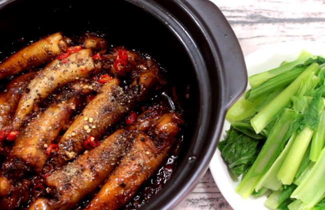 Appealing finished pepper-braised fish