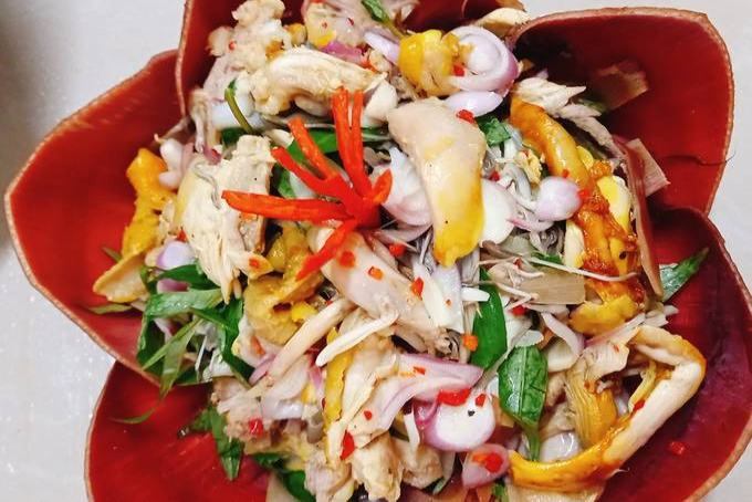 Ensalada de pollo con flor de plátano terminada