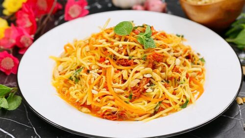 Resultado final de la ensalada de mango verde con carne seca