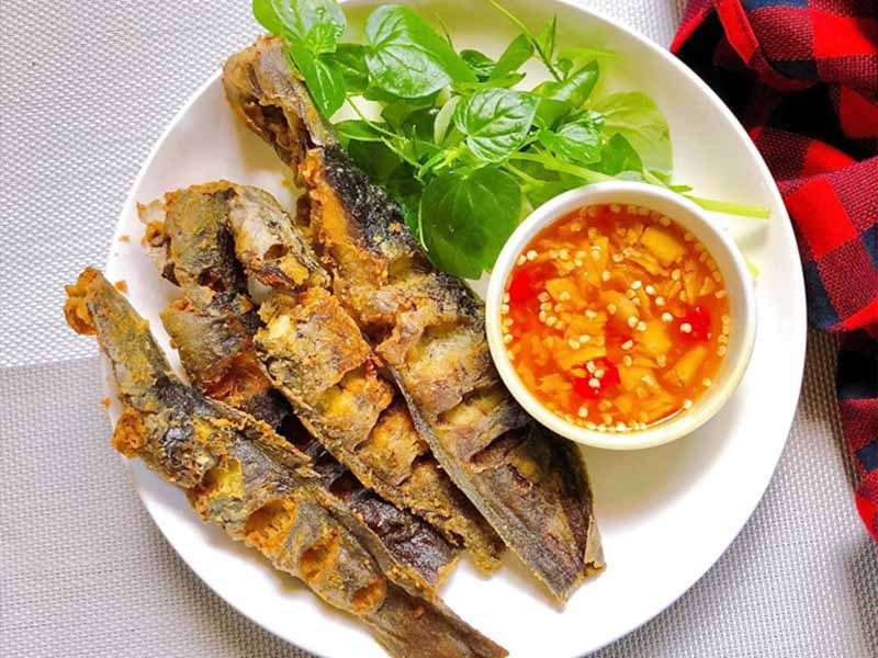 Finished dish of catfish fried in fish sauce