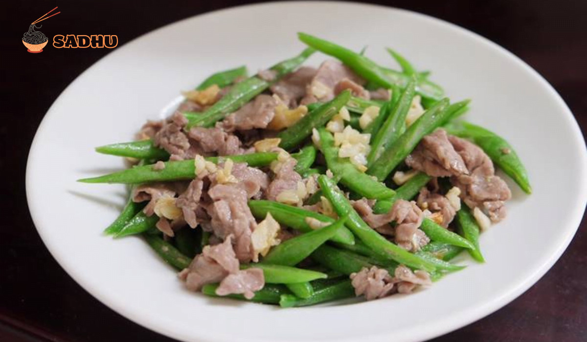 Producto final de judías verdes salteadas con carne de res
