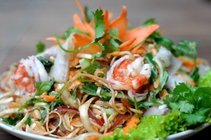 Producto final de la ensalada de camarones con flor de plátano