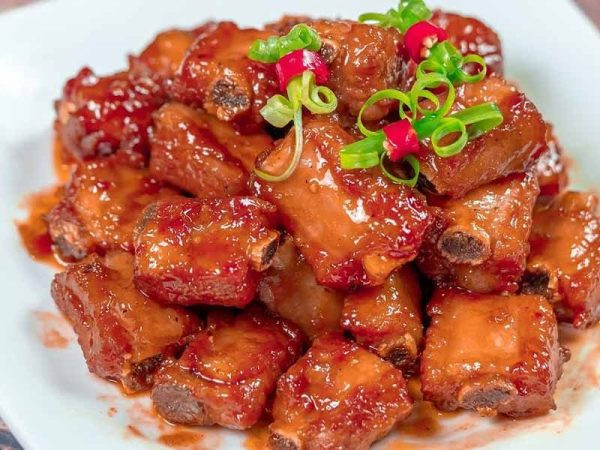 Producto final de las costillas fritas con salsa de pescado