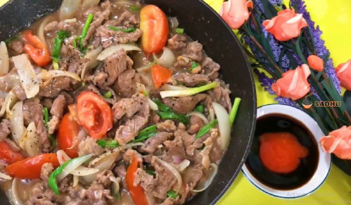 Producto final del estofado de carne con tomate