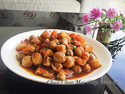 Producto final de la carne estofada con champiñones