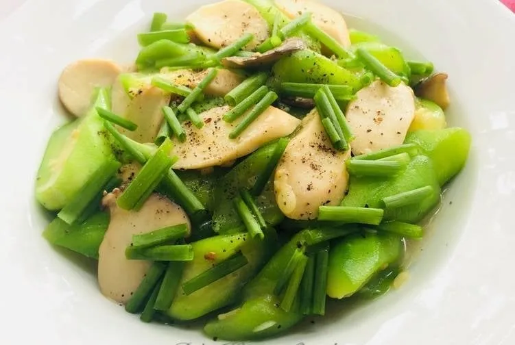 Producto final del calabacín salteado con champiñones