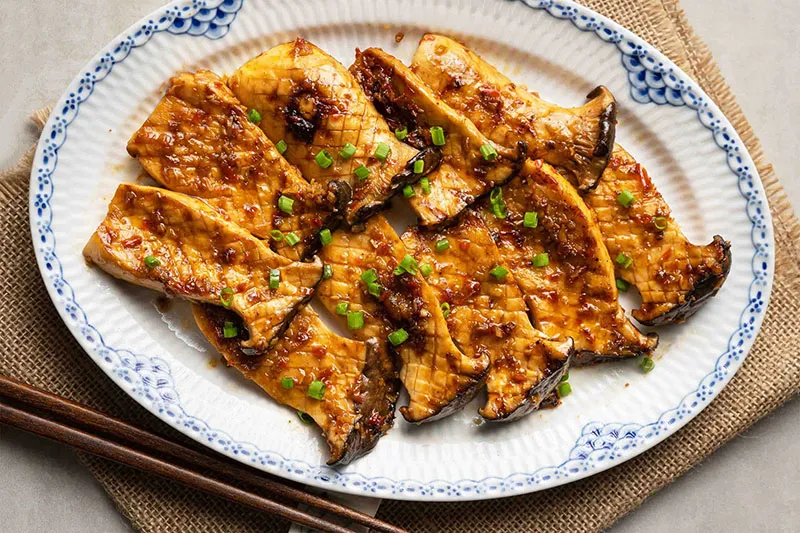 Producto final de champiñones de muslo de pollo a la parrilla con salsa de sate y mantequilla de maní