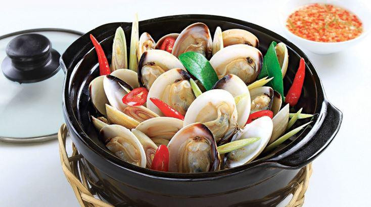 Plato terminado de mejillones al vapor con lemongrass