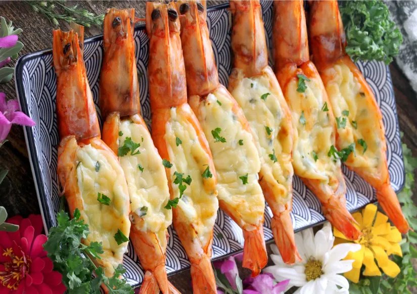 Producto final de gambas al horno con queso