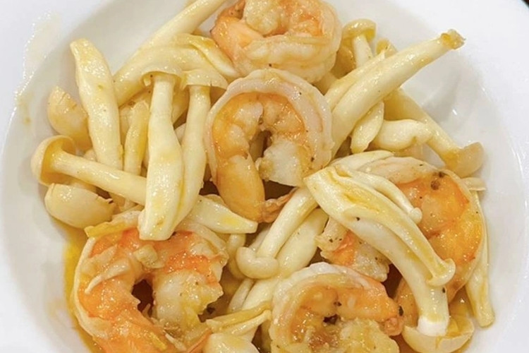 Producto final de gambas salteadas con setas shiitake