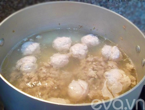 Añadir la carne cruda a la sopa