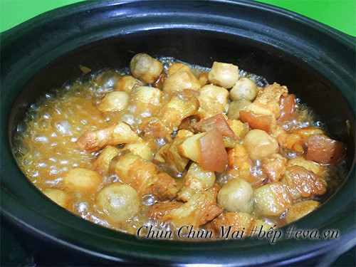 Añadir los champiñones a la olla de carne estofada