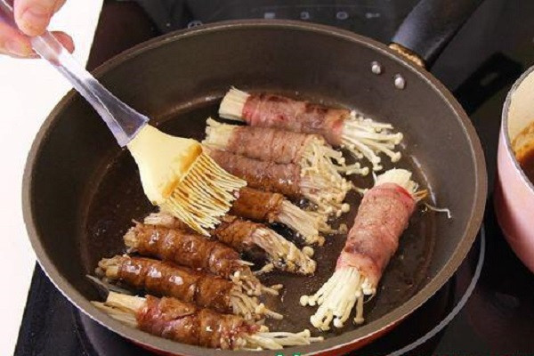 Beef Rolls with Enoki Mushrooms