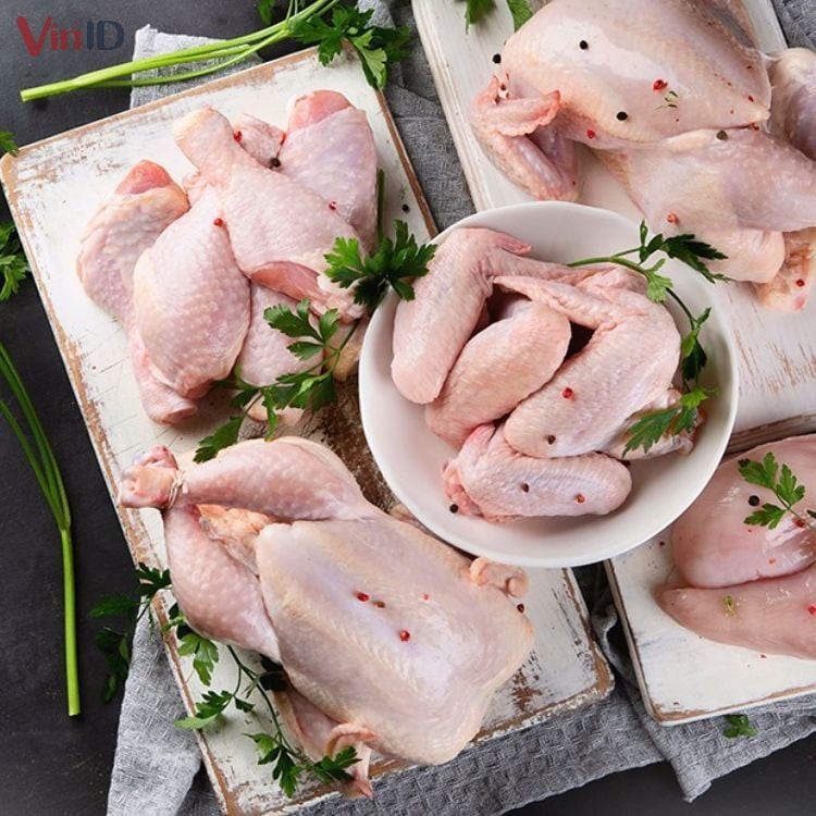 Thịt gà tươi ngon với lớp da mỏng, vàng