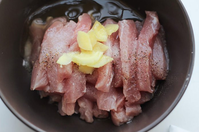 thit-heo-chien-gion-sot-chua-ngot