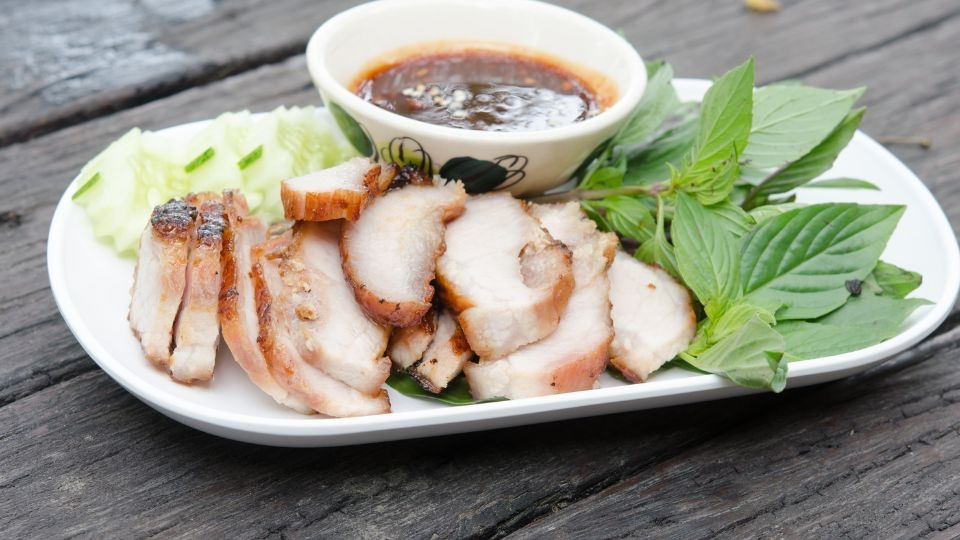 Cerdo frito con ajo y chile servido con arroz caliente y verduras frescas